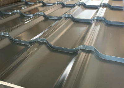 Antracitszürke cserepeslemez kátya Kéribádog