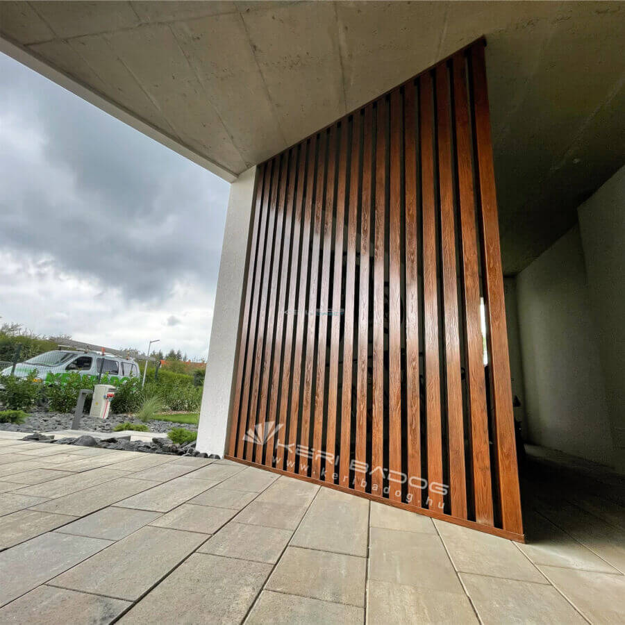 Fémlemez kerítéselemek térelválasztó lamella